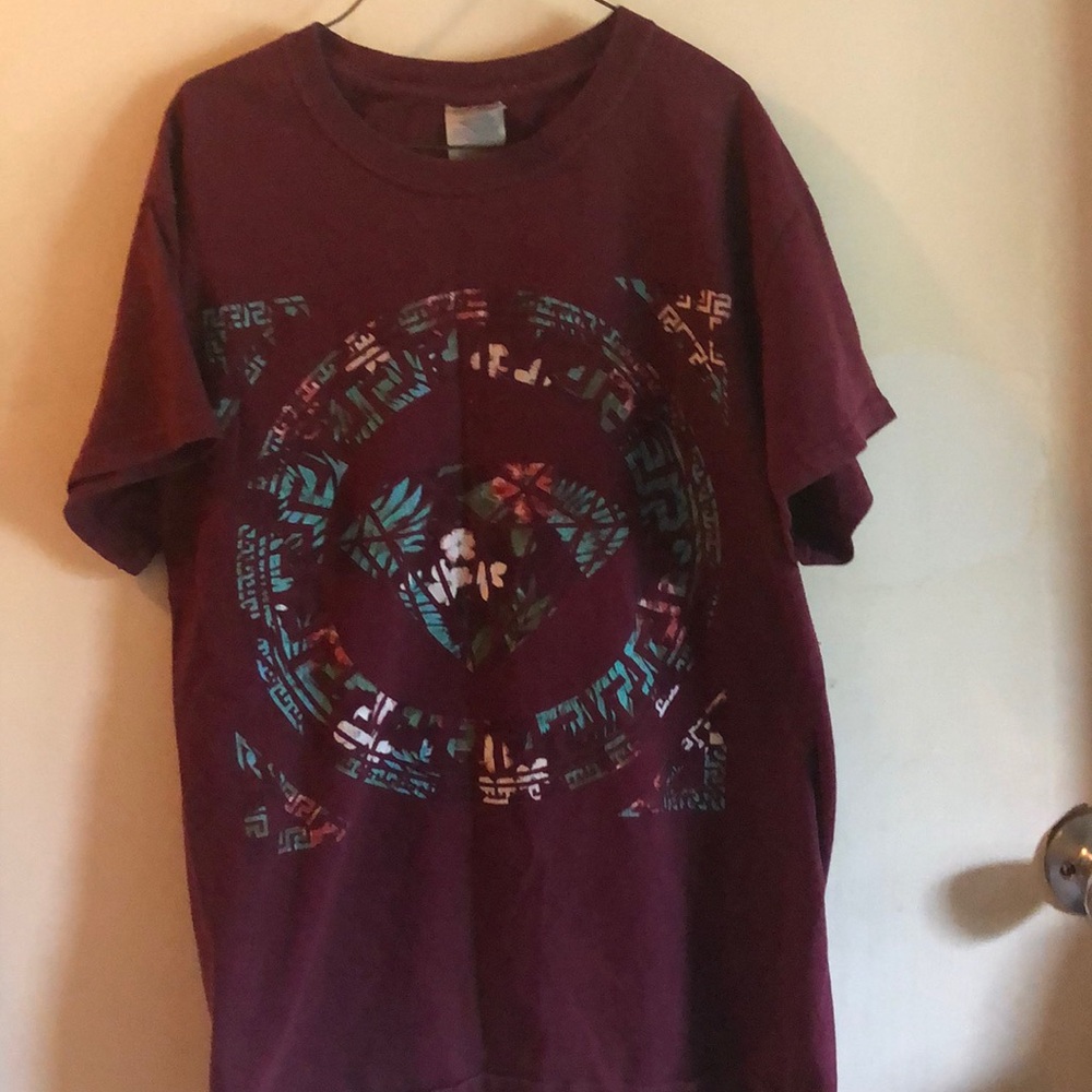 Maroon Gildan shirt, diamond with ring leafy pattern, like new.